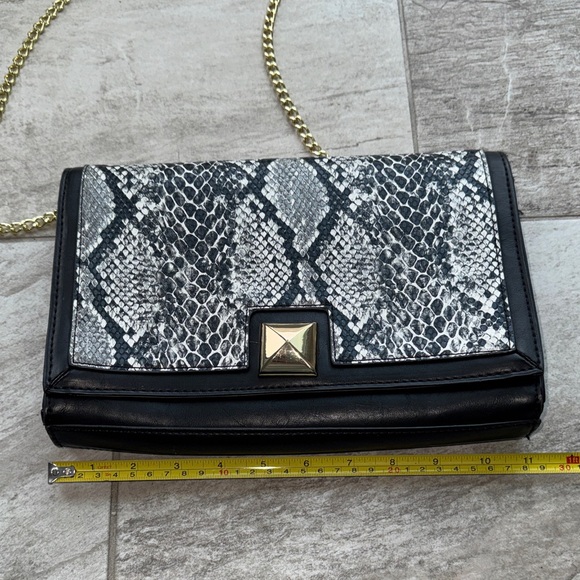Neiman Marcus- Chic Black and Gray Snake Print Women's Bag - Picture 8 of 12
